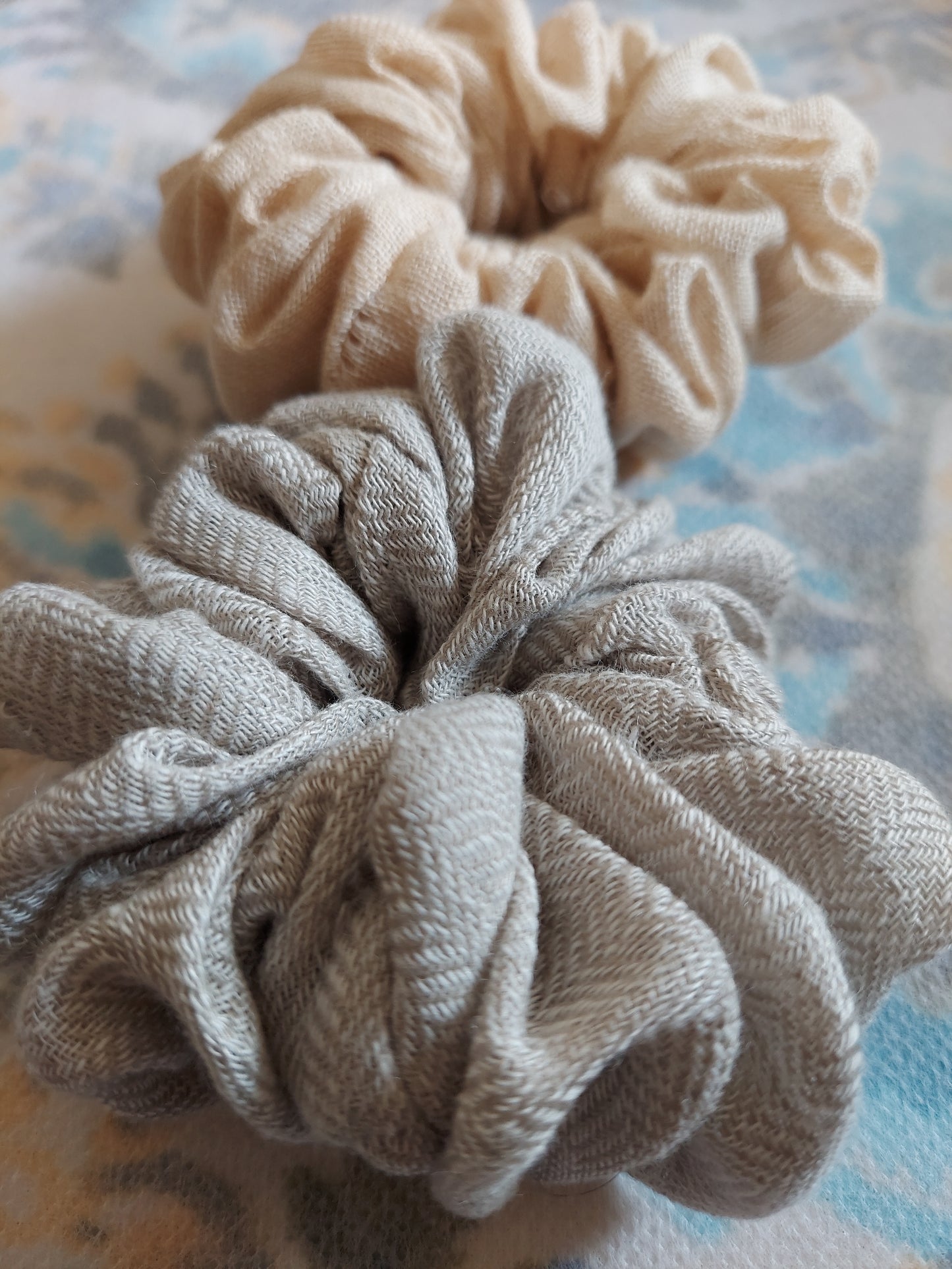 Pair of lenin scrunchies