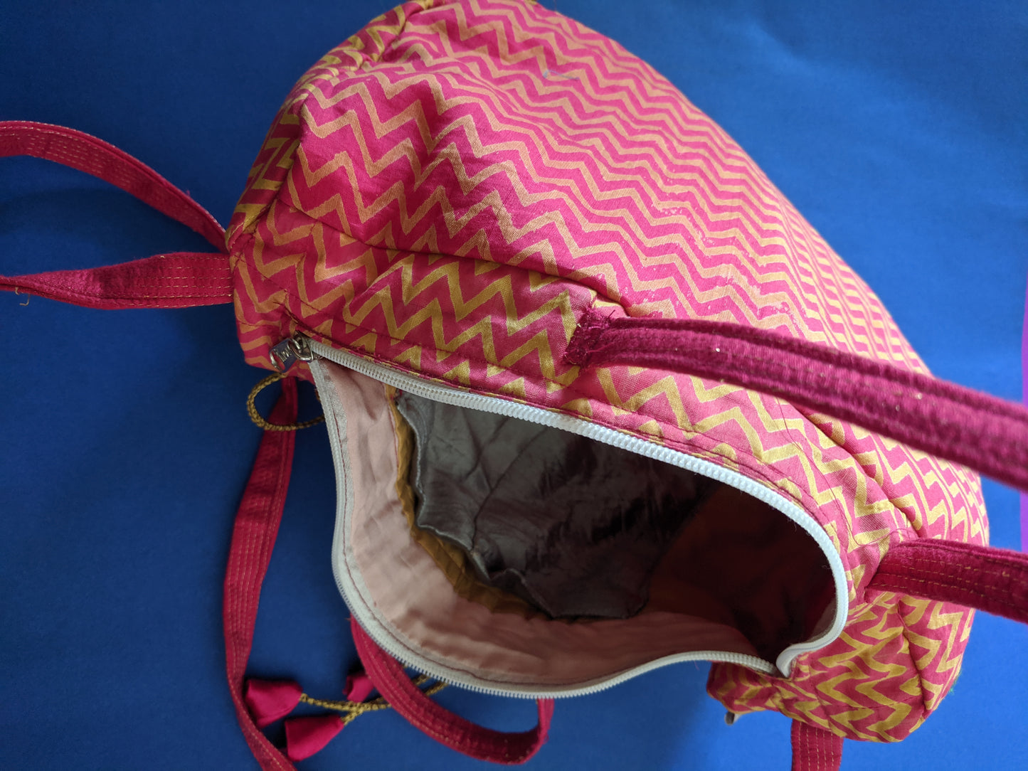 Zig zag lines hand bag