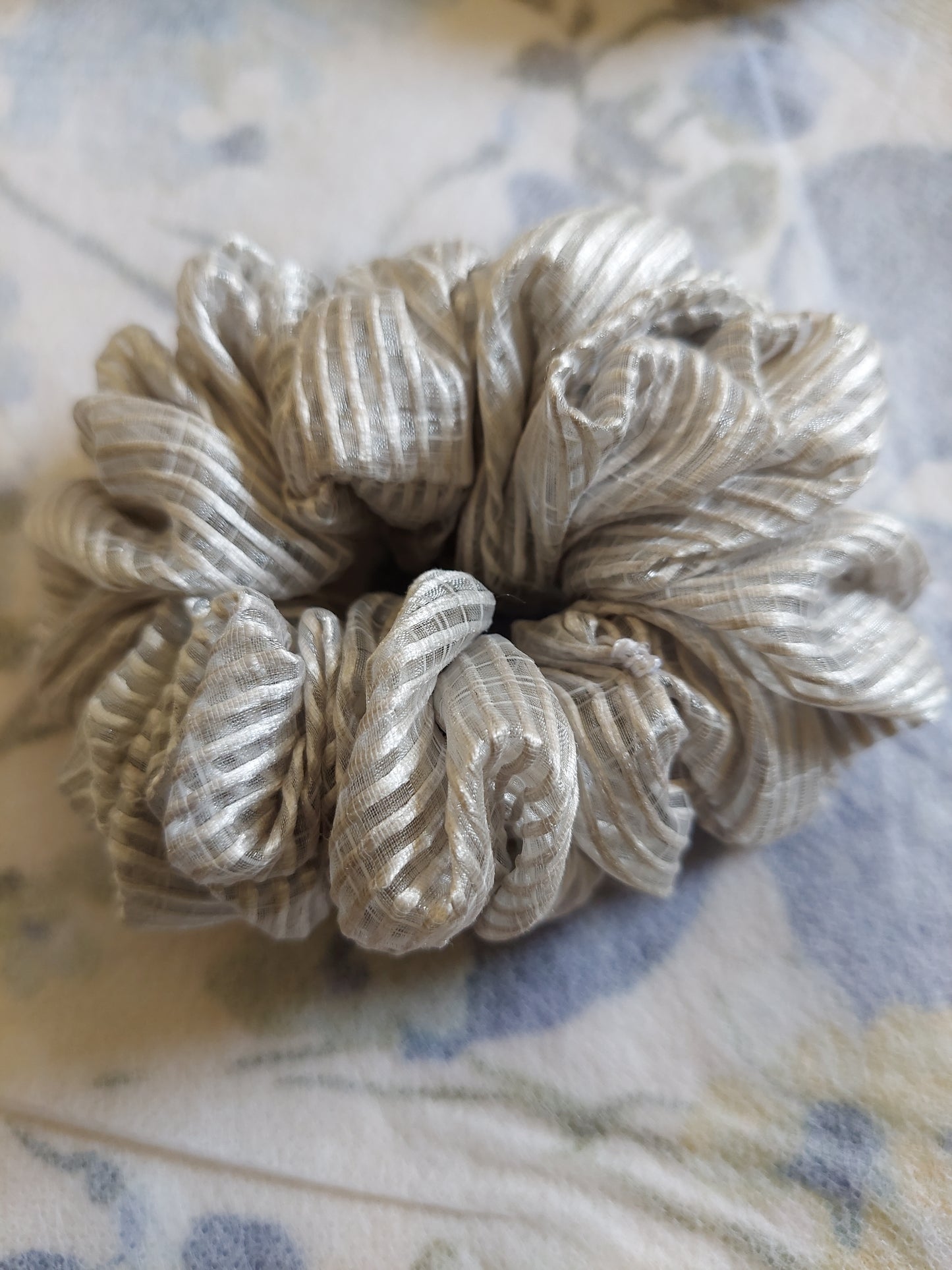 Light color stripes - 3 scrunchies in a pack