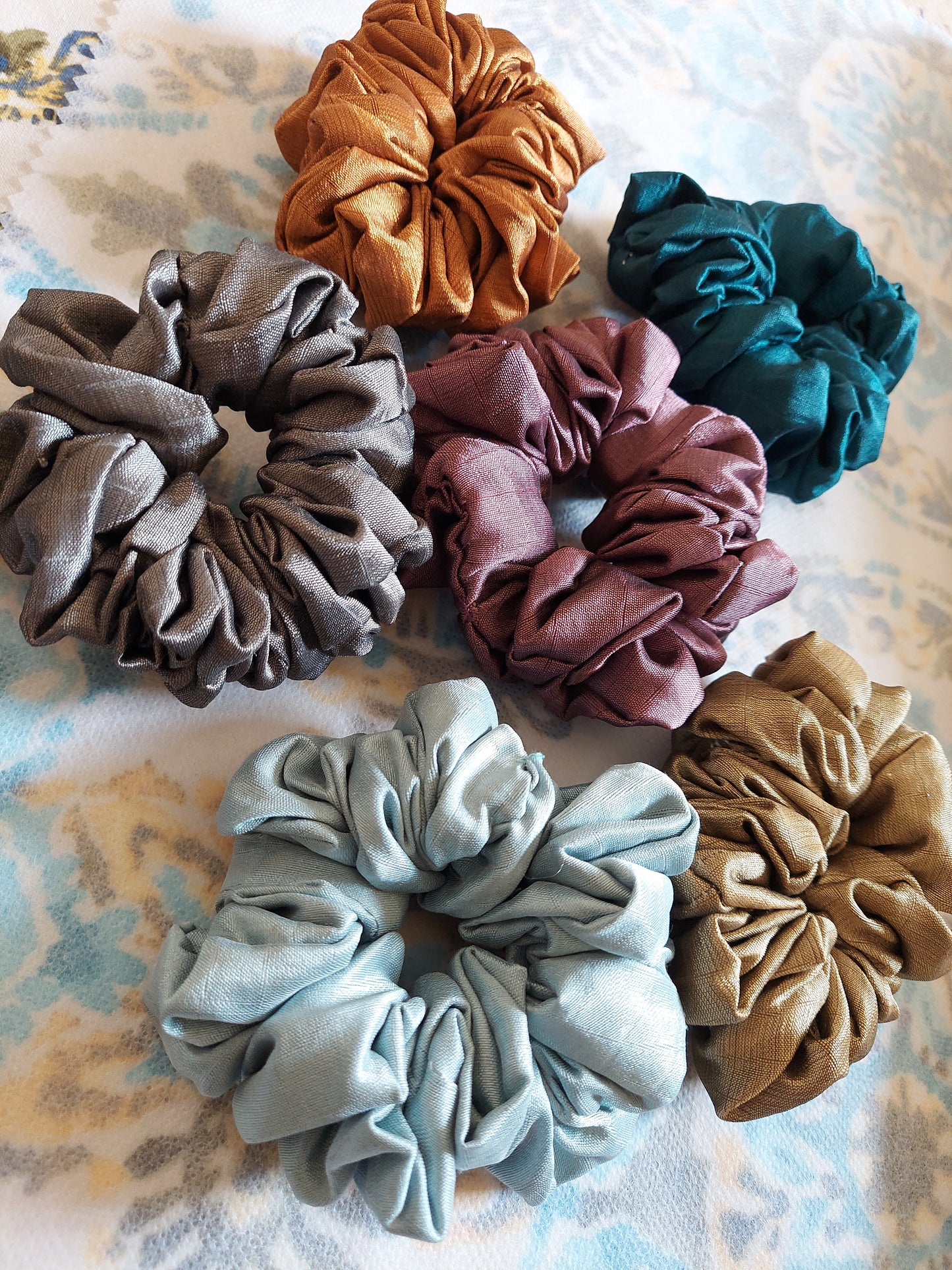 Glossy pastels - 6 scrunchies in the pack