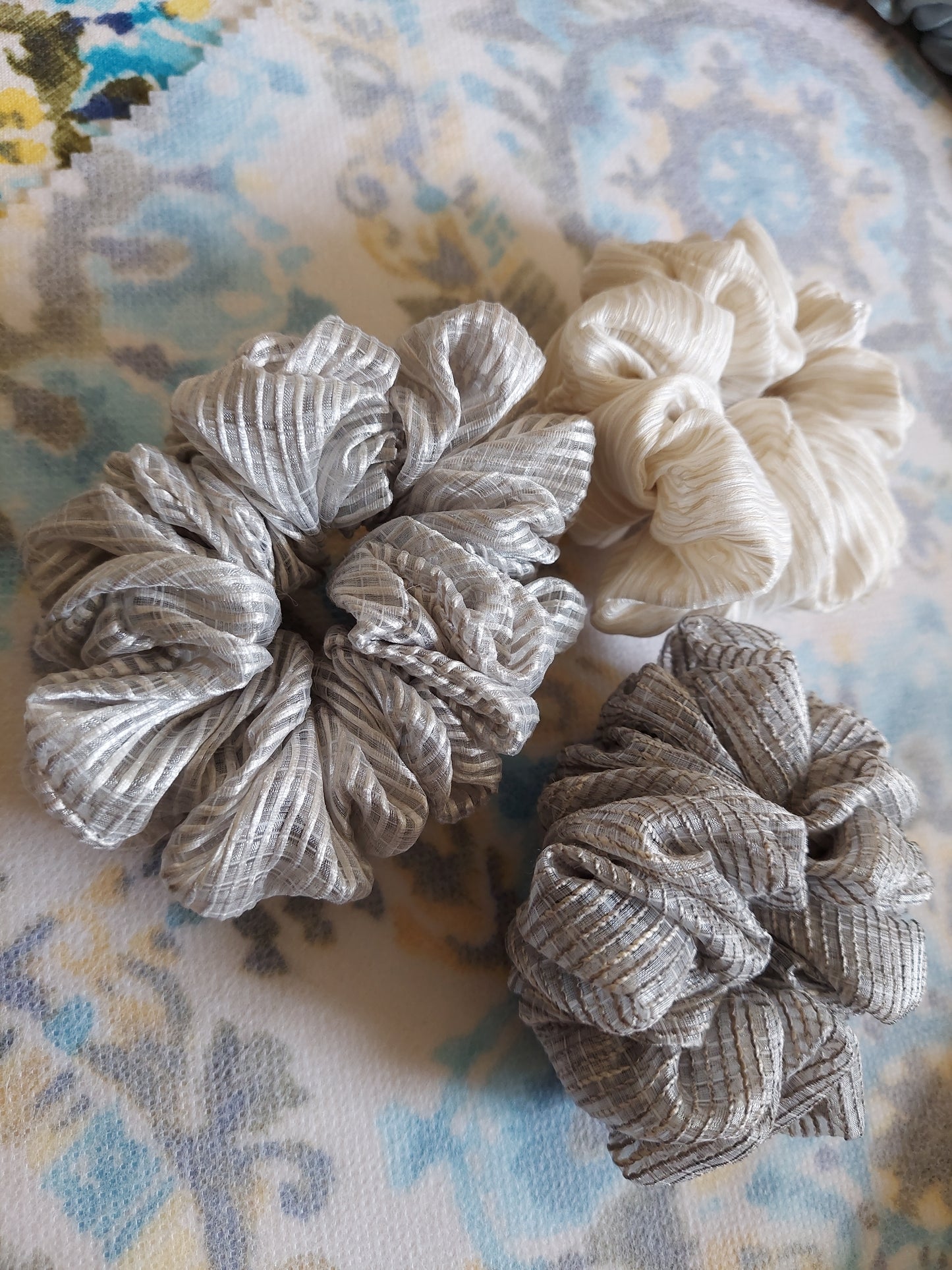 Light color stripes - 3 scrunchies in a pack